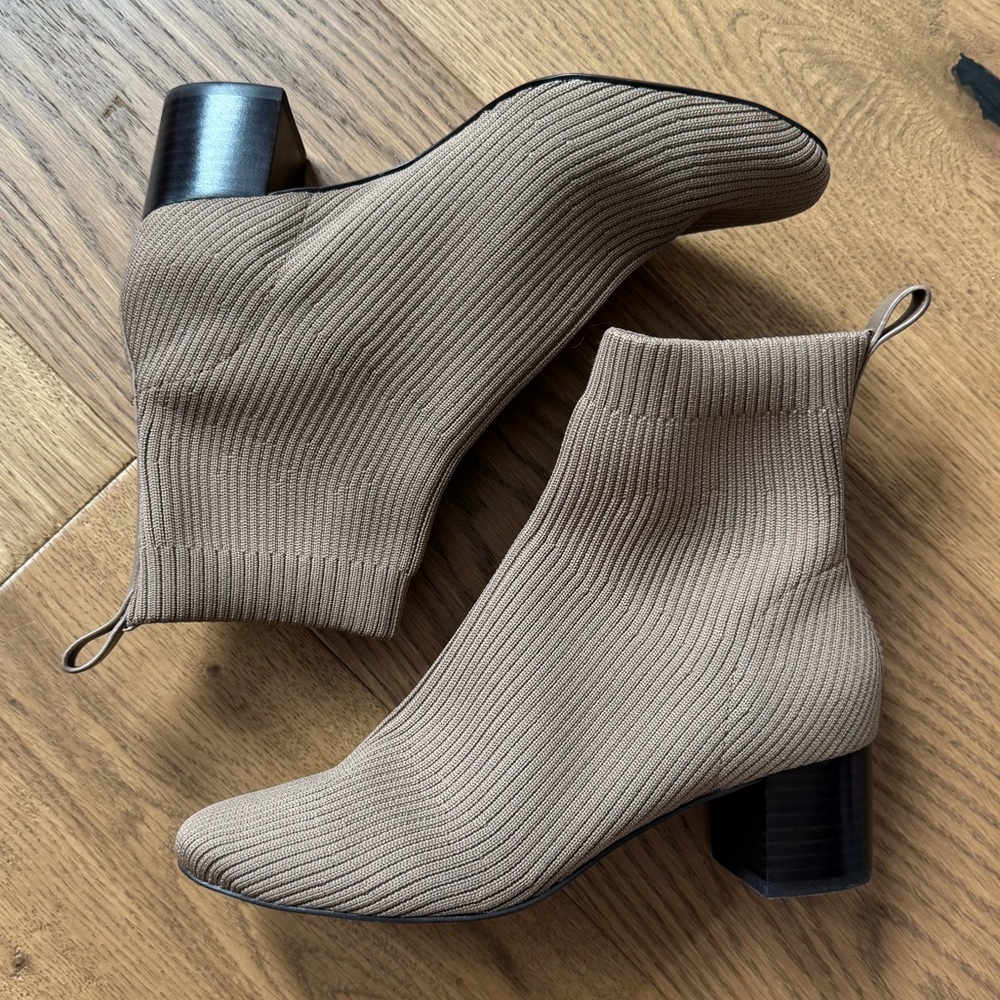 Everlane The Glove Ankle Boot - Taupe Brown - Size 6.5 - EUC